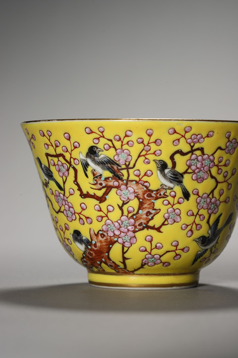 古玩陶瓷清同治 黃地粉彩喜鵲登梅碗真品鑒賞圖