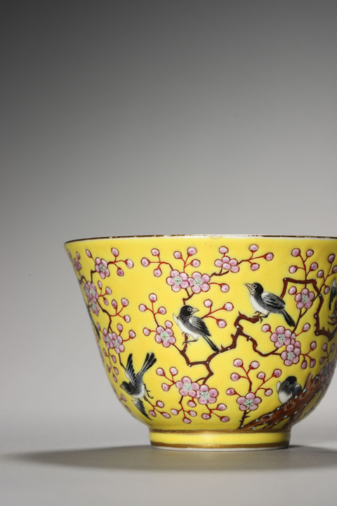 古玩陶瓷清同治 黃地粉彩喜鵲登梅碗真品鑒賞圖