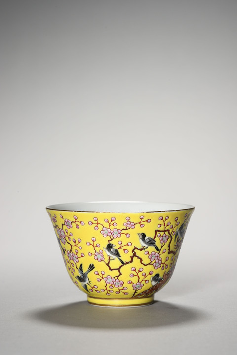 古玩陶瓷清同治 黃地粉彩喜鵲登梅碗真品鑒賞圖