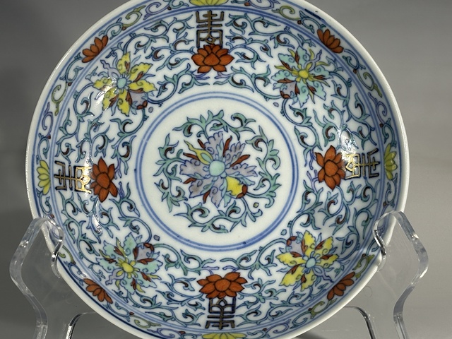 古玩陶瓷清中斗彩花間壽字紋盤真品鑒賞圖