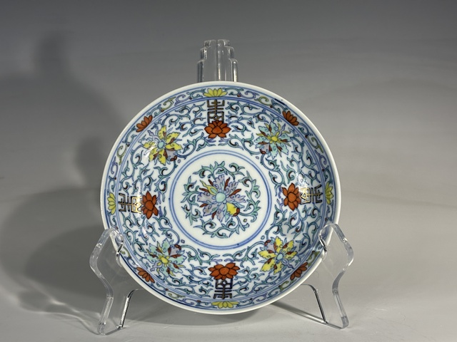 古玩陶瓷清中斗彩花間壽字紋盤真品鑒賞圖
