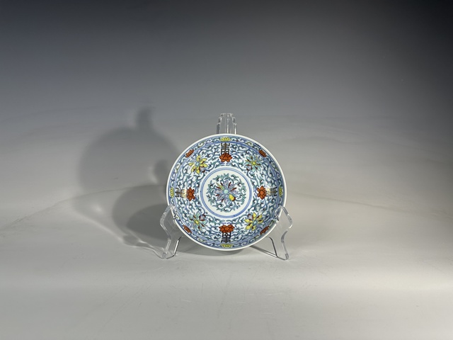 古玩陶瓷清中斗彩花間壽字紋盤真品鑒賞圖