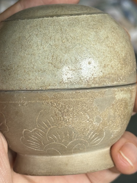 古玩陶瓷越窯刻花粉盒真品鑒賞圖