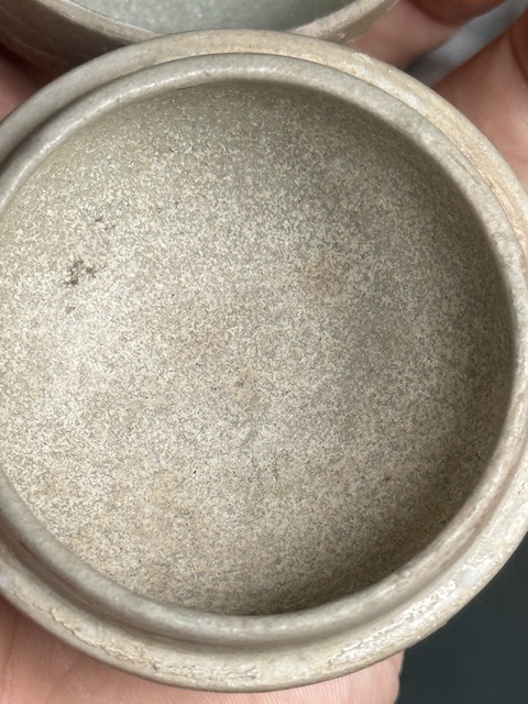 古玩陶瓷越窯刻花粉盒真品鑒賞圖
