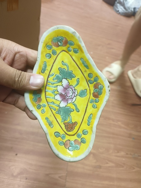 古玩陶瓷粉彩海棠盤真品鑒賞圖