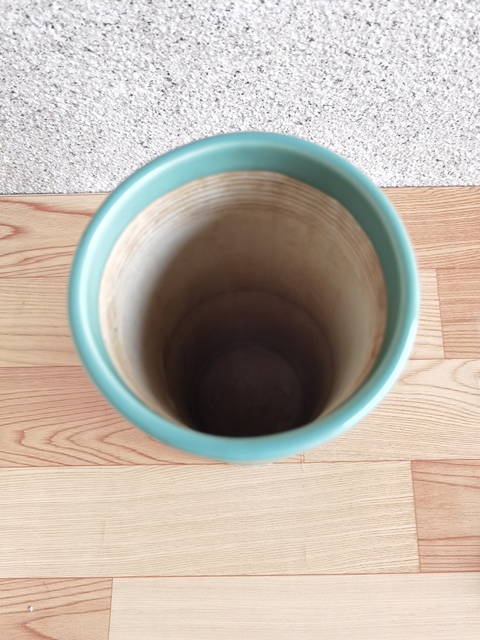 古玩陶瓷竹節型青釉筆筒真品鑒賞圖