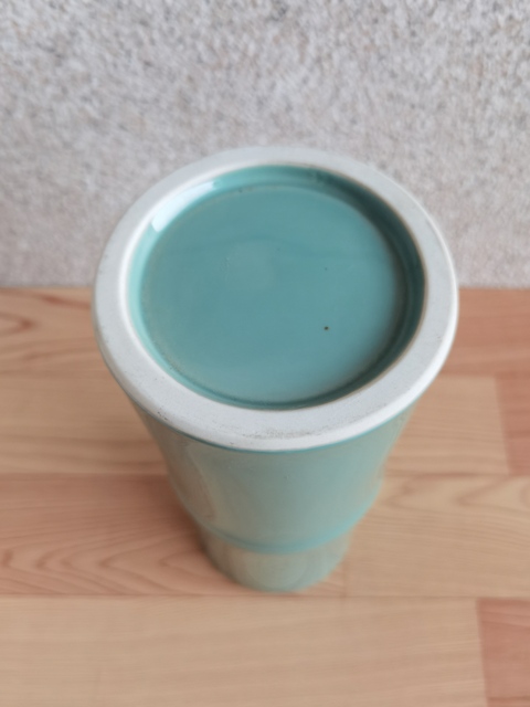 古玩陶瓷竹節型青釉筆筒真品鑒賞圖