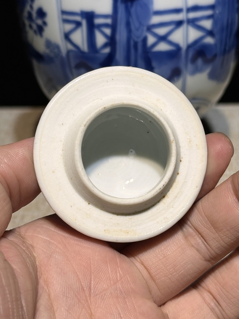 古玩陶瓷仕女花卉紋青花蓋瓶真品鑒賞圖