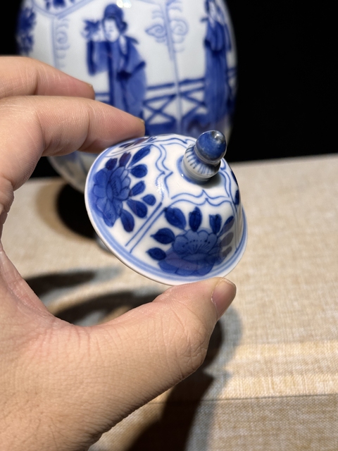古玩陶瓷仕女花卉紋青花蓋瓶真品鑒賞圖