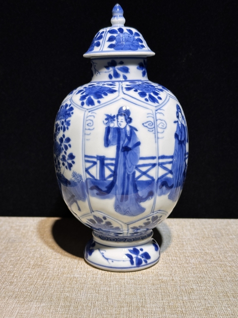 古玩陶瓷仕女花卉紋青花蓋瓶真品鑒賞圖