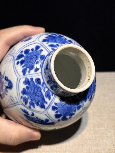 古玩陶瓷仕女花卉紋青花蓋瓶真品鑒賞圖