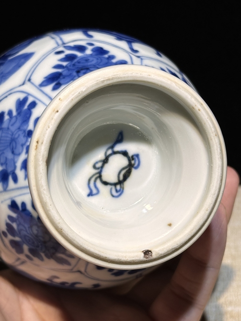 古玩陶瓷仕女花卉紋青花蓋瓶真品鑒賞圖