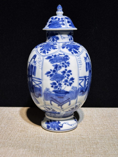 古玩陶瓷仕女花卉紋青花蓋瓶真品鑒賞圖