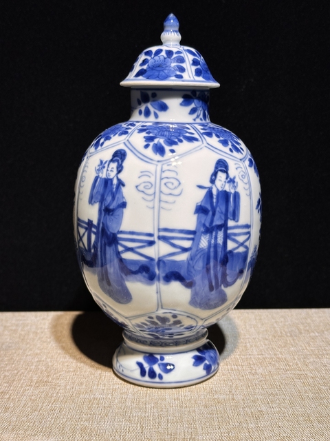 古玩陶瓷仕女花卉紋青花蓋瓶真品鑒賞圖