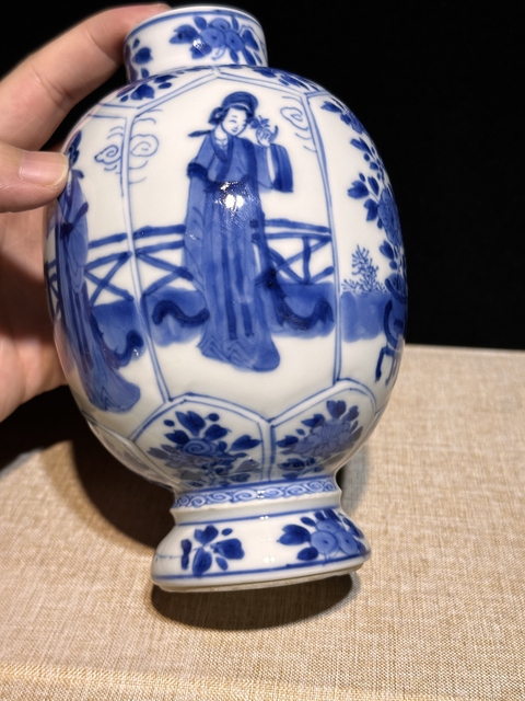 古玩陶瓷仕女花卉紋青花蓋瓶真品鑒賞圖