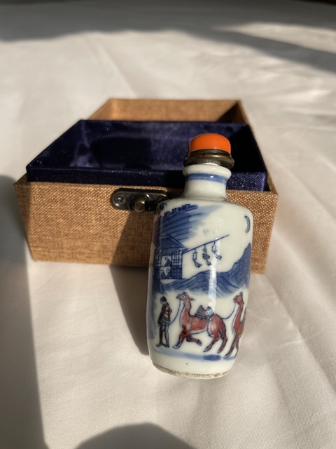 古玩陶瓷青花釉里紅人物鼻煙壺真品鑒賞圖