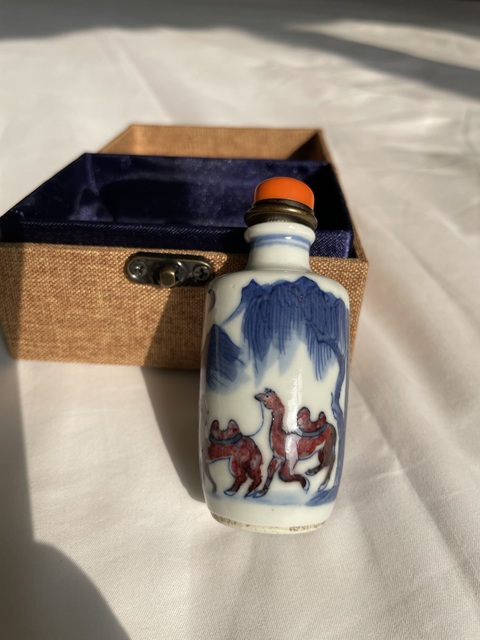 古玩陶瓷青花釉里紅人物鼻煙壺真品鑒賞圖