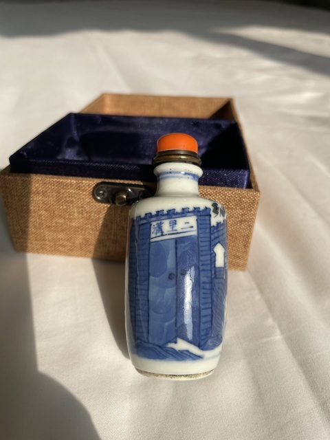 古玩陶瓷青花釉里紅人物鼻煙壺真品鑒賞圖