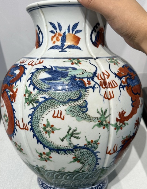 古玩陶瓷青花加五彩龍紋石榴尊真品鑒賞圖