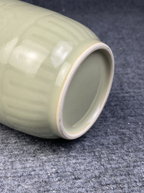 古玩陶瓷青釉暗刻花卉紋棒槌瓶拍賣，當前價格2888元