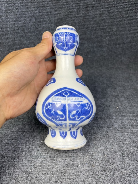 古玩陶瓷青花饕餮紋蒜頭瓶真品鑒賞圖