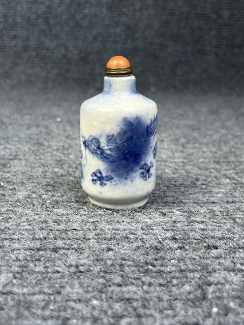 古玩陶瓷青花云龍紋鼻煙壺真品鑒賞圖