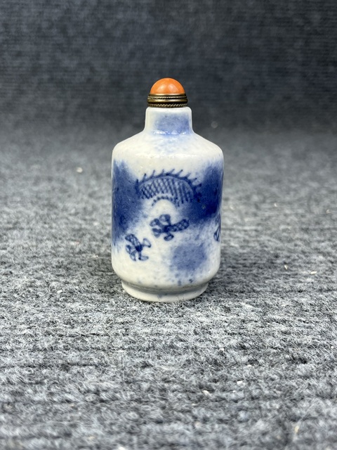 古玩陶瓷青花云龍紋鼻煙壺真品鑒賞圖