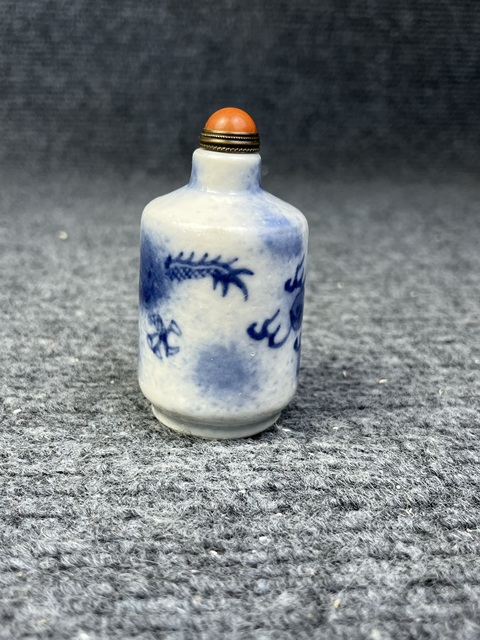 古玩陶瓷青花云龍紋鼻煙壺真品鑒賞圖