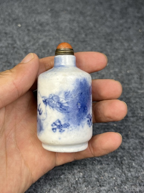 古玩陶瓷青花云龍紋鼻煙壺真品鑒賞圖