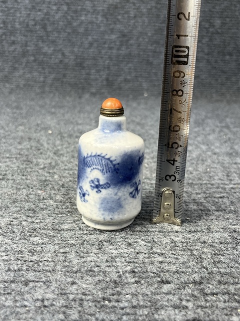古玩陶瓷青花云龍紋鼻煙壺真品鑒賞圖