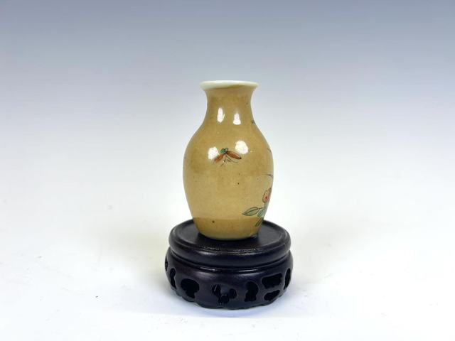 古玩陶瓷清末民初·米黃釉粉彩花卉瓶拍賣,當前價格198元