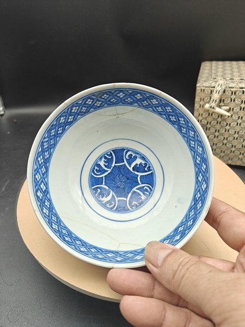 古玩陶瓷青花云鶴八卦紋碗真品鑒賞圖