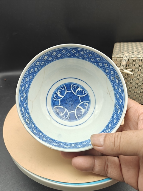 古玩陶瓷青花云鶴八卦紋碗真品鑒賞圖