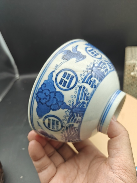 古玩陶瓷青花云鶴八卦紋碗真品鑒賞圖