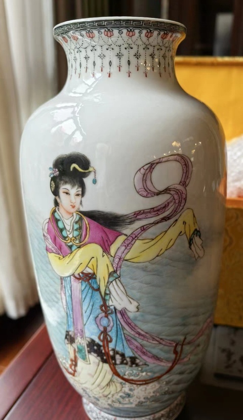 古玩陶瓷人物紋粉彩瓶真品鑒賞圖