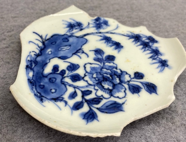 古玩陶瓷花卉紋青花盤標本真品鑒賞圖