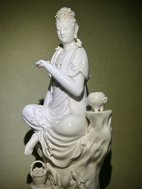 古玩陶瓷德化窯觀音塑像真品鑒賞圖