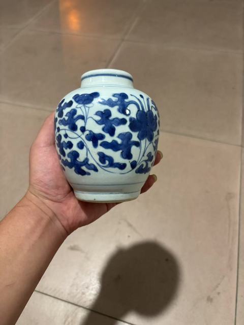 古玩陶瓷青花纏枝花紋罐真品鑒賞圖