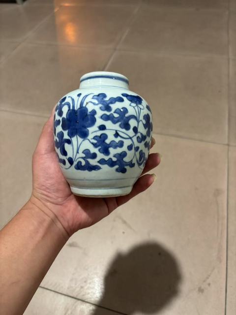 古玩陶瓷青花纏枝花紋罐真品鑒賞圖