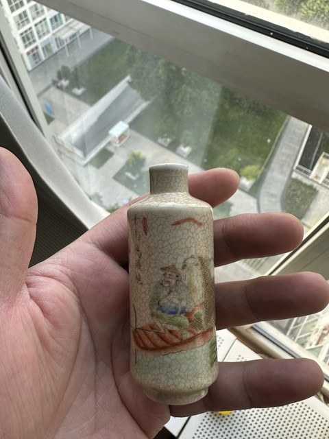 古玩陶瓷清中期 哥釉粉彩人物紋鼻煙壺真品鑒賞圖