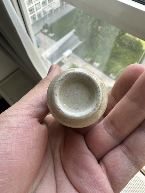 古玩陶瓷清中期 哥釉粉彩人物紋鼻煙壺真品鑒賞圖