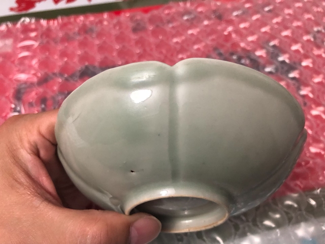 古玩陶瓷清中期青釉葵口碟真品鑒賞圖