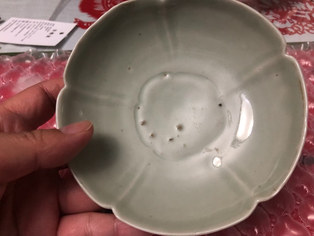 古玩陶瓷清中期青釉葵口碟真品鑒賞圖