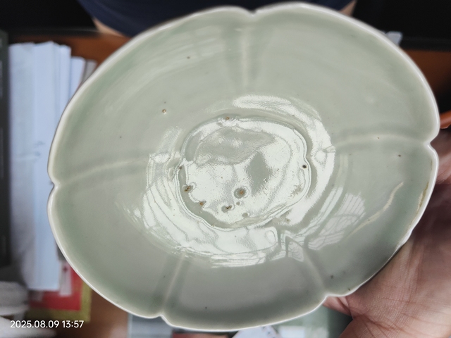古玩陶瓷清中期青釉葵口碟真品鑒賞圖
