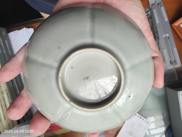 古玩陶瓷清中期青釉葵口碟真品鑒賞圖