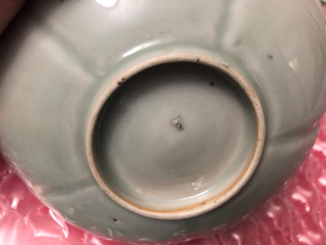 古玩陶瓷清中期青釉葵口碟真品鑒賞圖