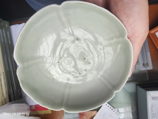 古玩陶瓷清中期青釉葵口碟真品鑒賞圖