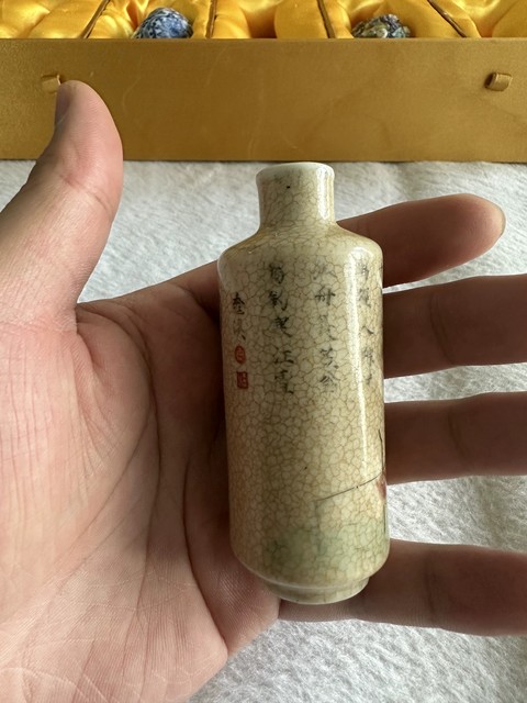 古玩陶瓷清中期 哥釉粉彩人物紋鼻煙壺真品鑒賞圖