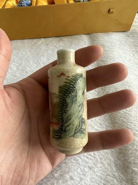 古玩陶瓷清中期 哥釉粉彩人物紋鼻煙壺真品鑒賞圖
