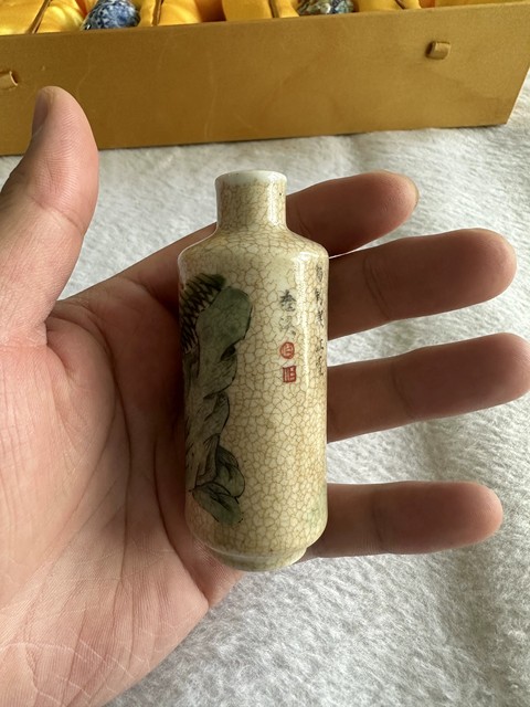 古玩陶瓷清中期 哥釉粉彩人物紋鼻煙壺真品鑒賞圖